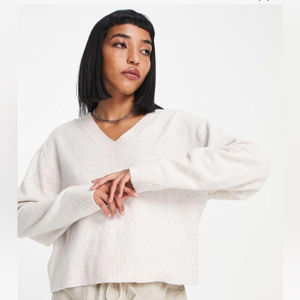 NWT ASOS WEEKDAY ELLEN V-NECK SWEATER M